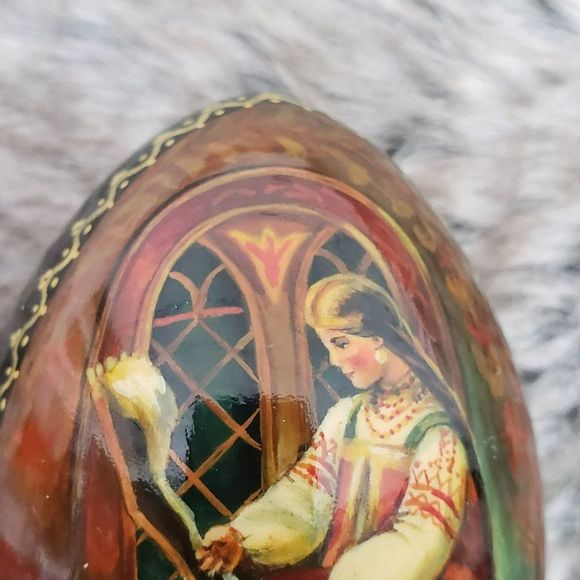 RARE VINTAGE RUSSIAN HAND PAINTED BLACK LAQUERED LARGE EGG DECOR - NO STAND - Picture 9 of 10